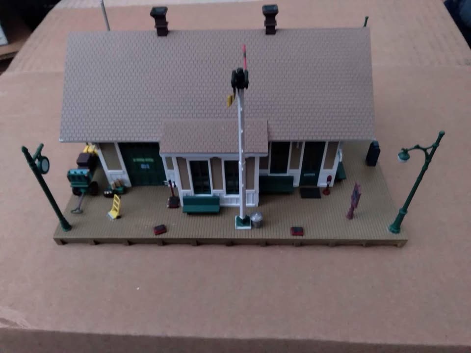 Woodland Scenics HO-Scale Dansbury Depot – Built-&-Ready Landmark Structures