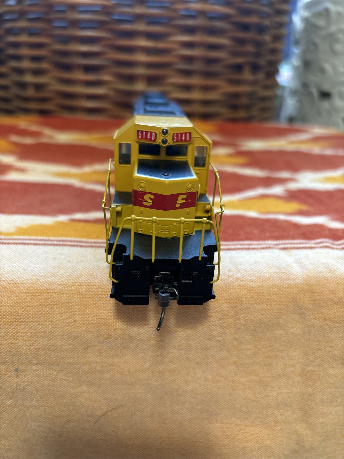 Santa Fe 5140 Red & Yellow, HO Used Locomotive