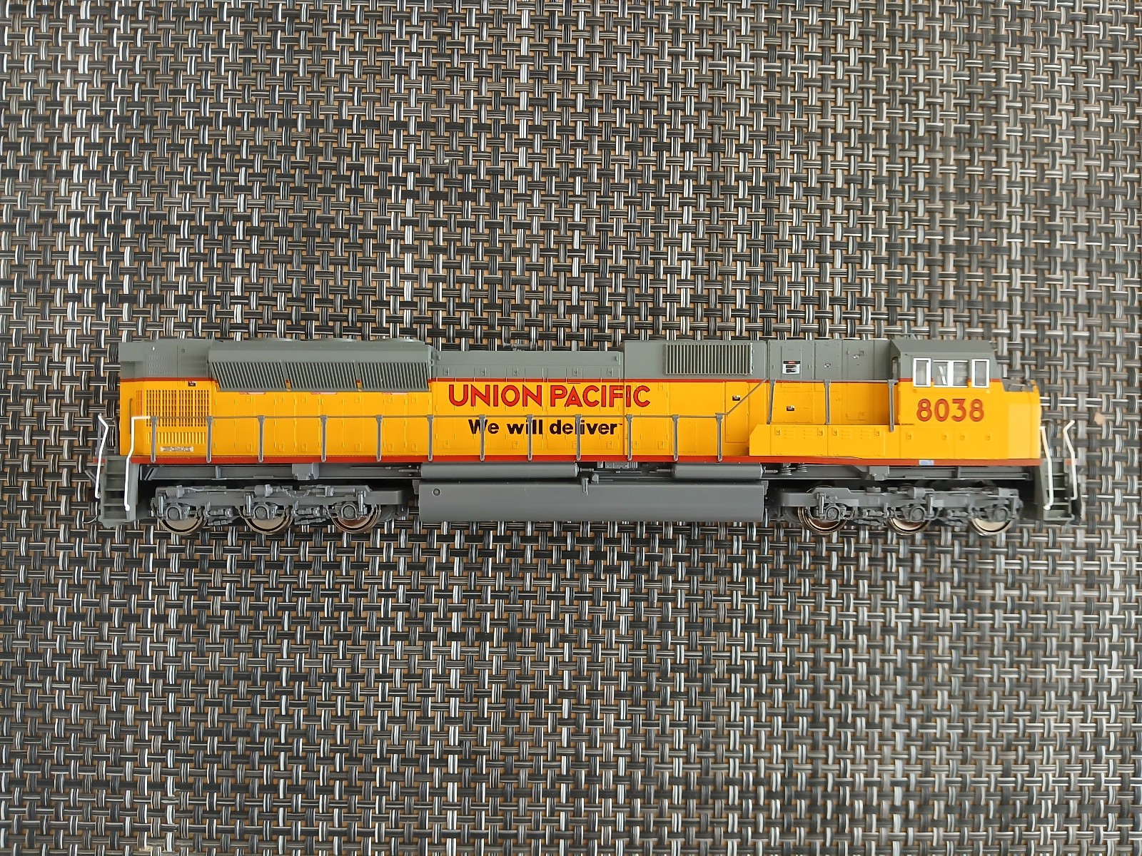 Modern HO Scale KATO EMD Union Pacific SD90/43MAC #8038 Diesel Locomotive