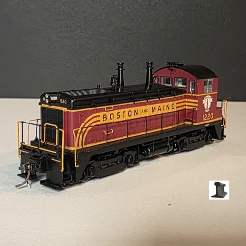 Rapido ~ HO Scale ~ EMD SW9 ~ Boston & Maine #1224 ~ DC/DCC Sound ~ 027567