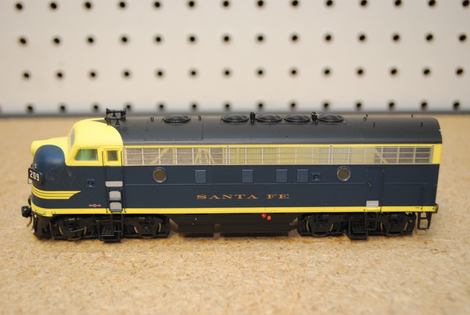 InterMountain Railway Co. 49026-05 ATSF Santa Fe #209 EMD F7A Diesel Loco HO