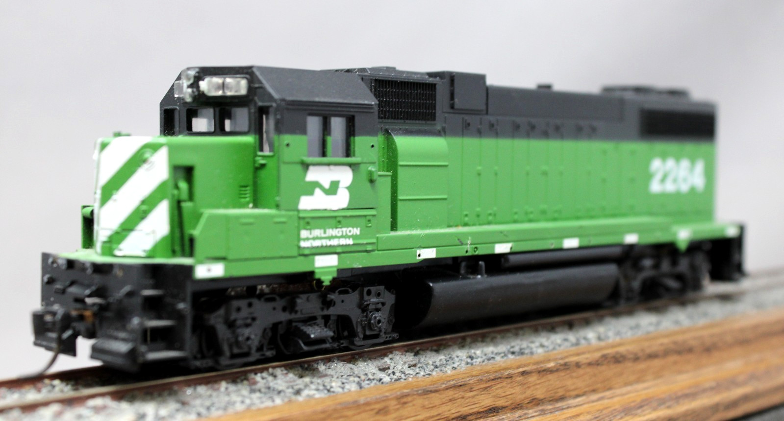 ATHEARN Burlington Northern BN EMD GP38-2 UN-POWERED Diesel #2264, C7
