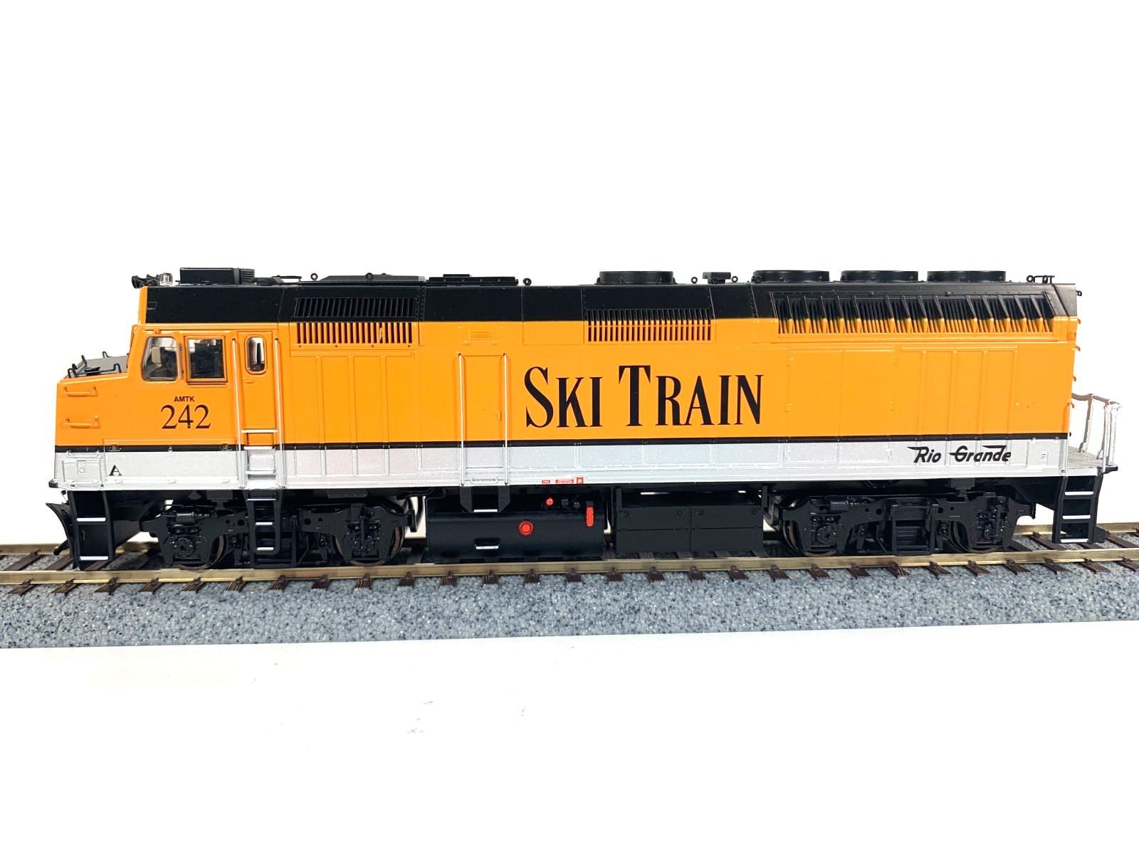 Rapido 83611 Ski Train F40PH w/ ditch lights #242 – DC/DCC/ Sound