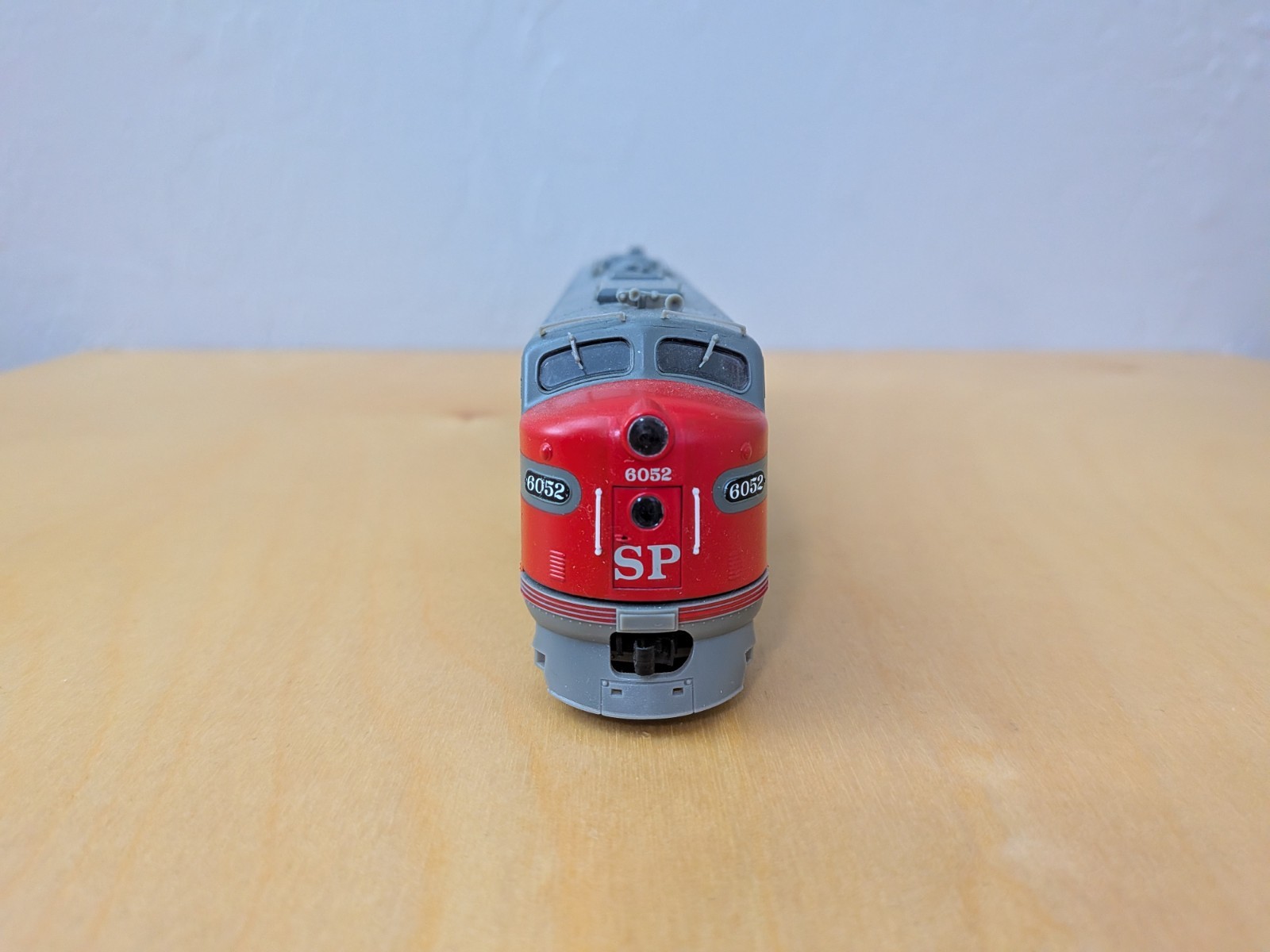 HO Proto 2000 EMD E8/9A Diesel Locomotive Southern Pacific #6052 DC