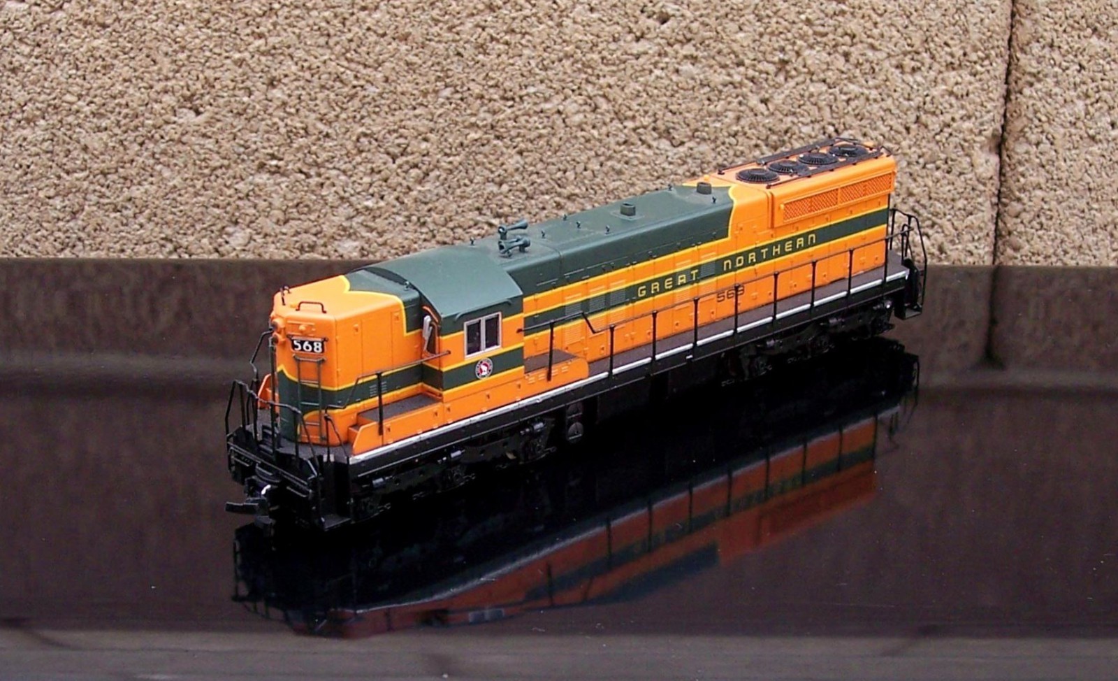Great Northern Railway Railroad SD-7 Powered Locomotive #568 HO Scale