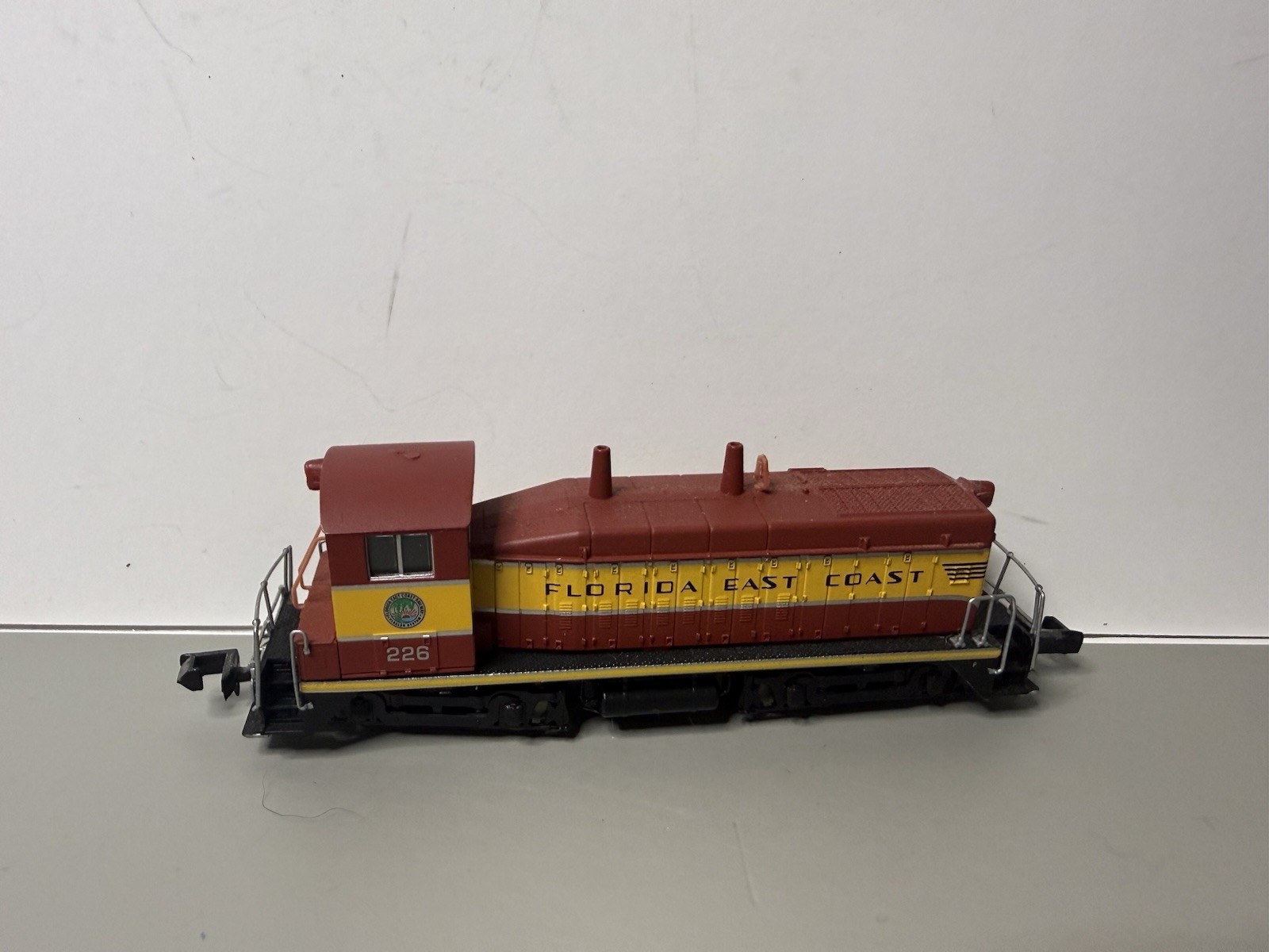 N Scale NSW9 Switcher Florida East Coast FEC #226 Diesel Locomotive w/ Case