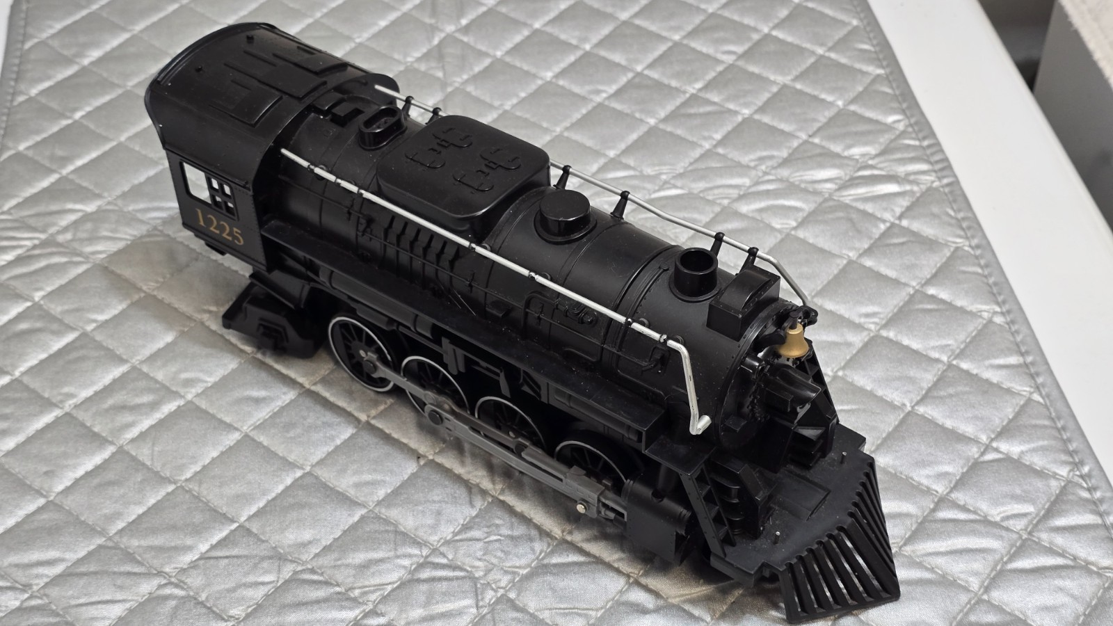 Lionel Train Engine Locomotive 1225 Model 711795 – Turns on – No remote for test