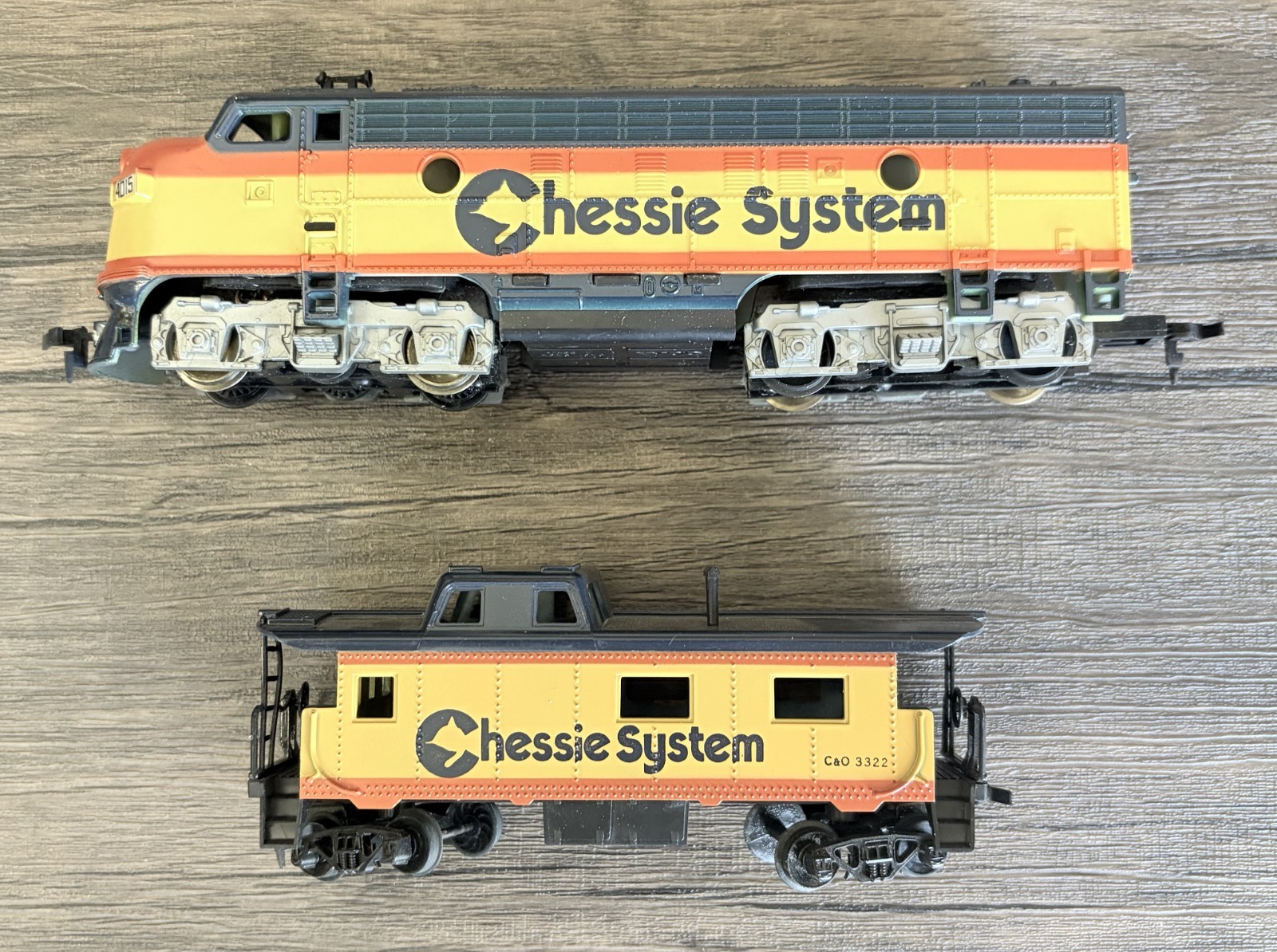 Vintage TYCO HO Scale Chessie System Locomotive with Matching Caboose #261.03