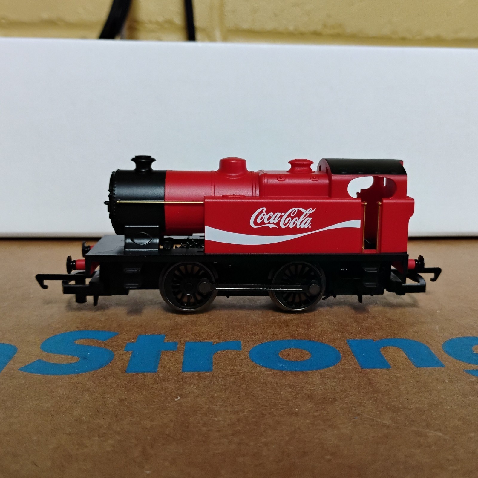 Hornby COCA-COLA 0-4-0 STEAM LOCO. OO Gauge. New!