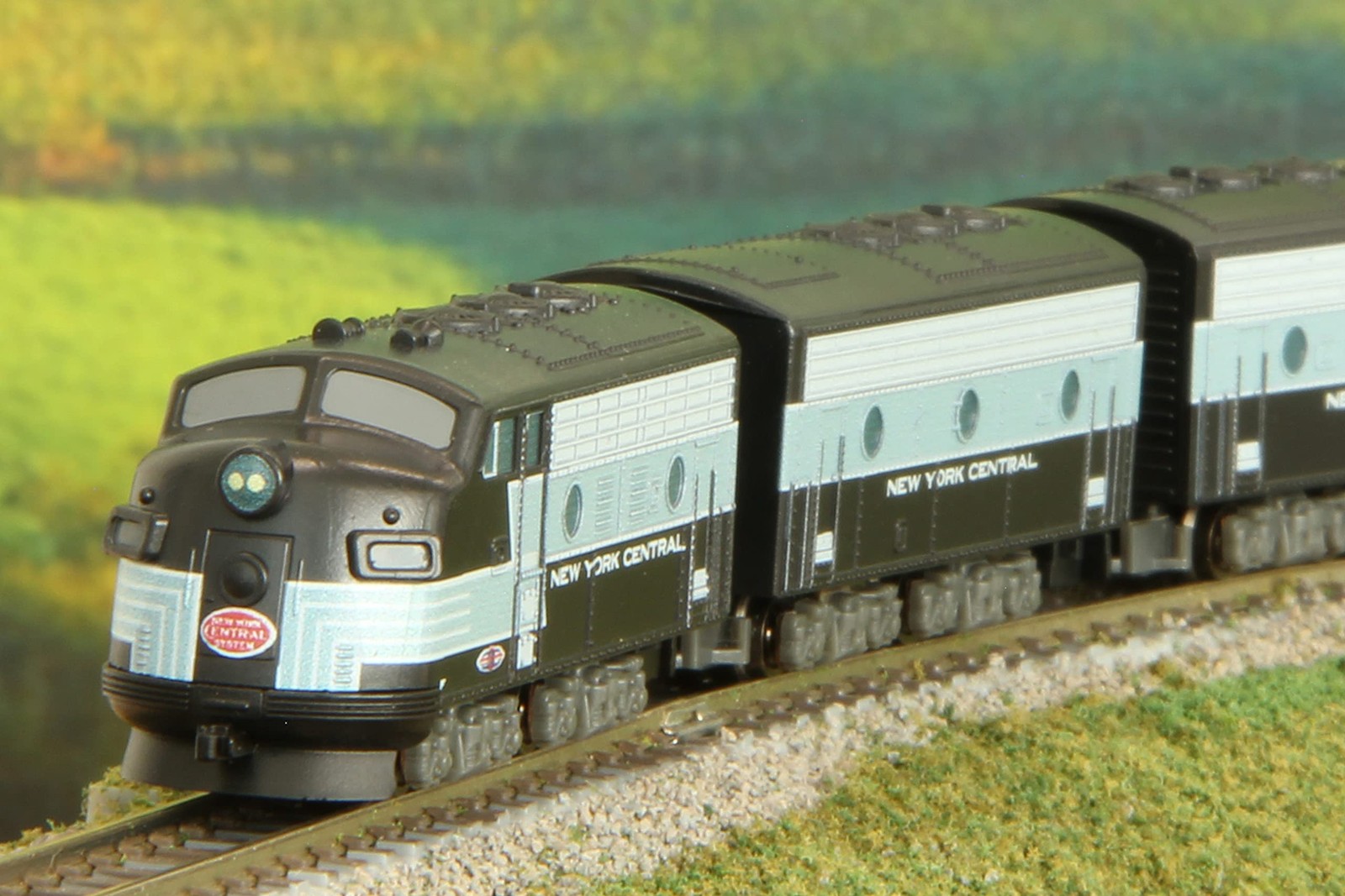 Rokuhan Z Gauge Z Shorty EMD F7 New York Central ST012-2 Diesel Locomotive