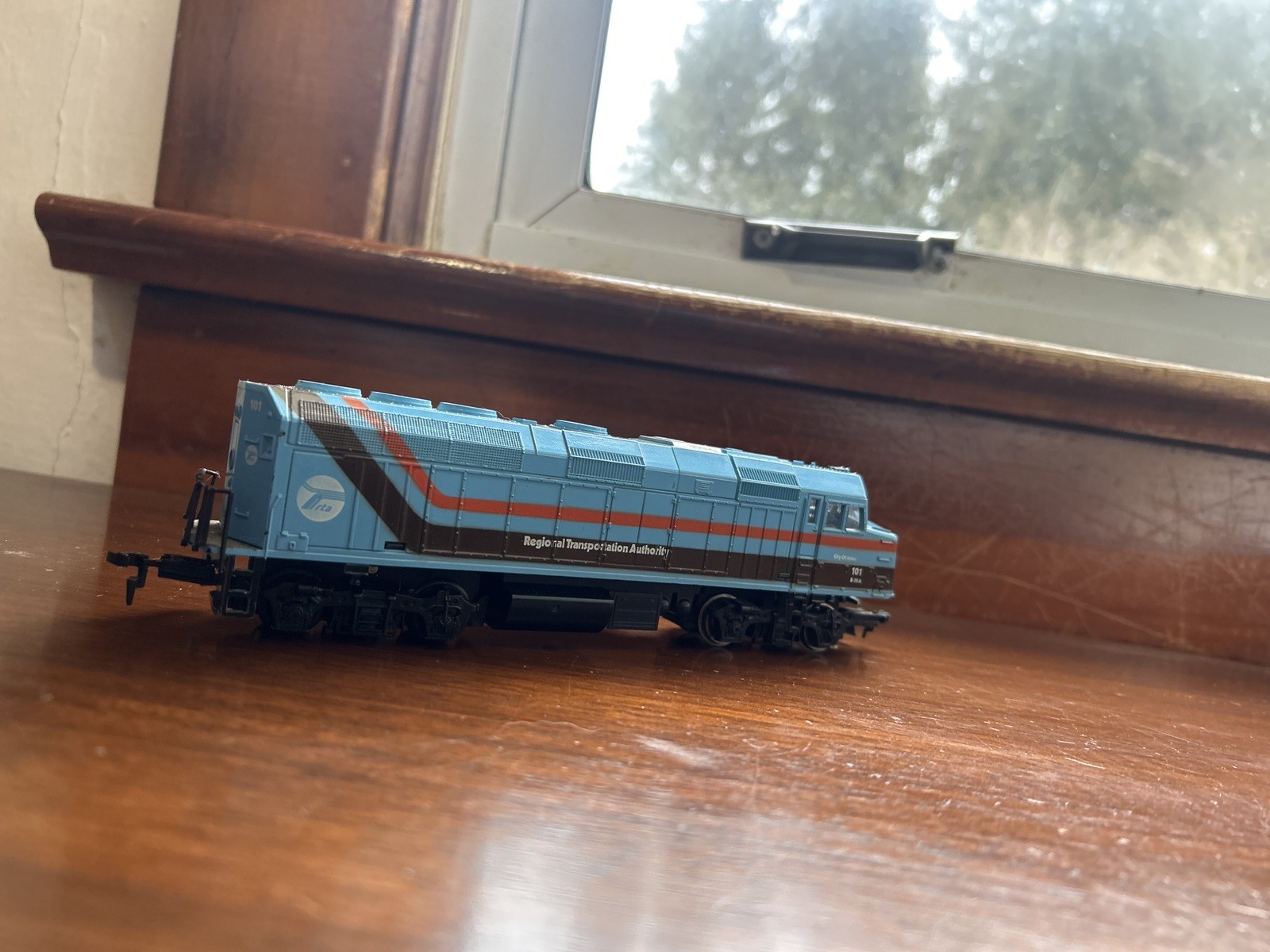 KATO – Chicago RTA EMD F40PH Locomotive #101- Assembled
