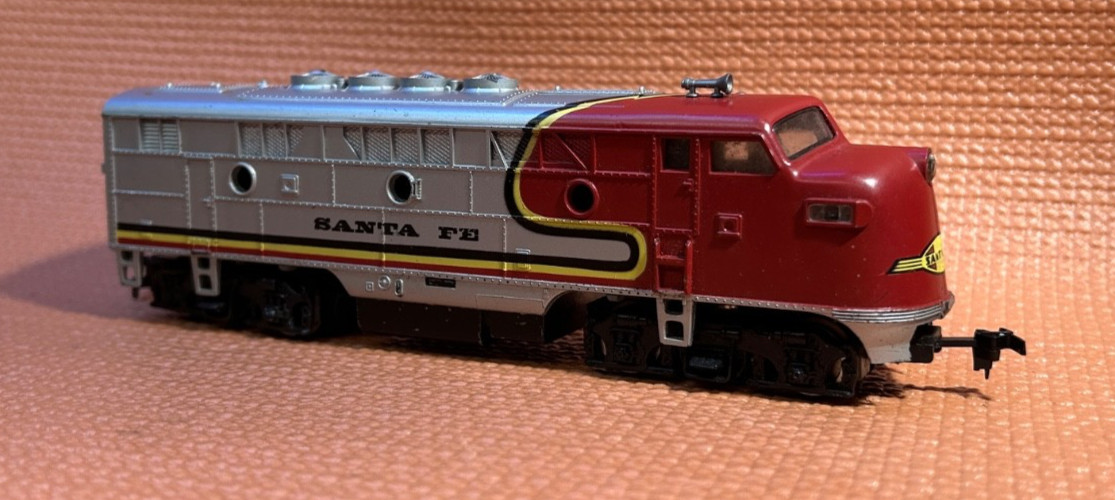 Santa FE HO Diesel LOCO/Locomotive 8WD Red Yellow Silver WORKs lot D-3-1 bin2