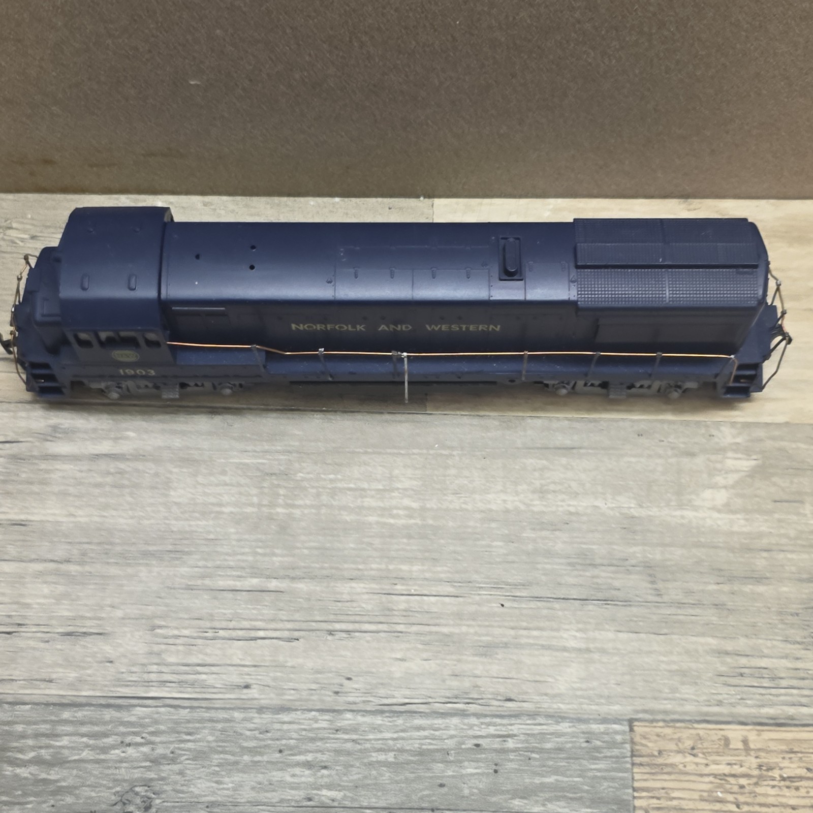 Athearn Norfolk and Western 34014 HO Diesel Locomotive DC Bo-Bo Blue Yellow