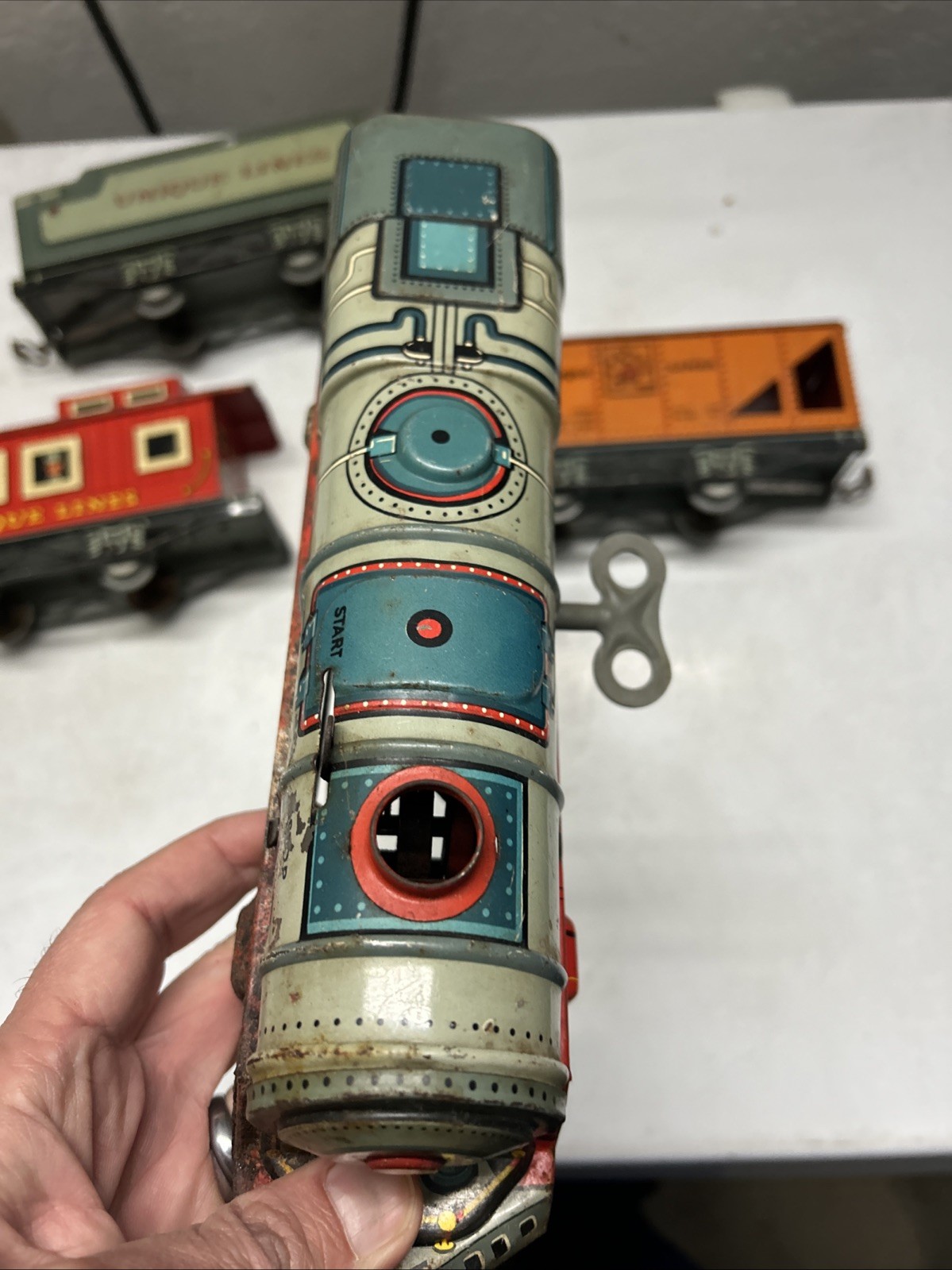 Unique Art/Lines #742 Mechanical/Wind-up Locomotive & Tenders. Runs. Read Descr.