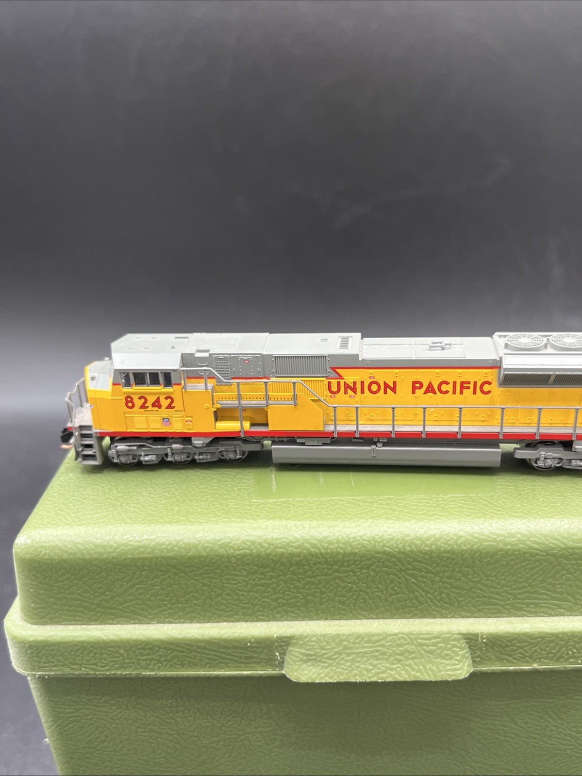 Kato 176-5613 N Scale Union Pacific SD90/43MAC Diesel Locomotive #8242 LN/Box