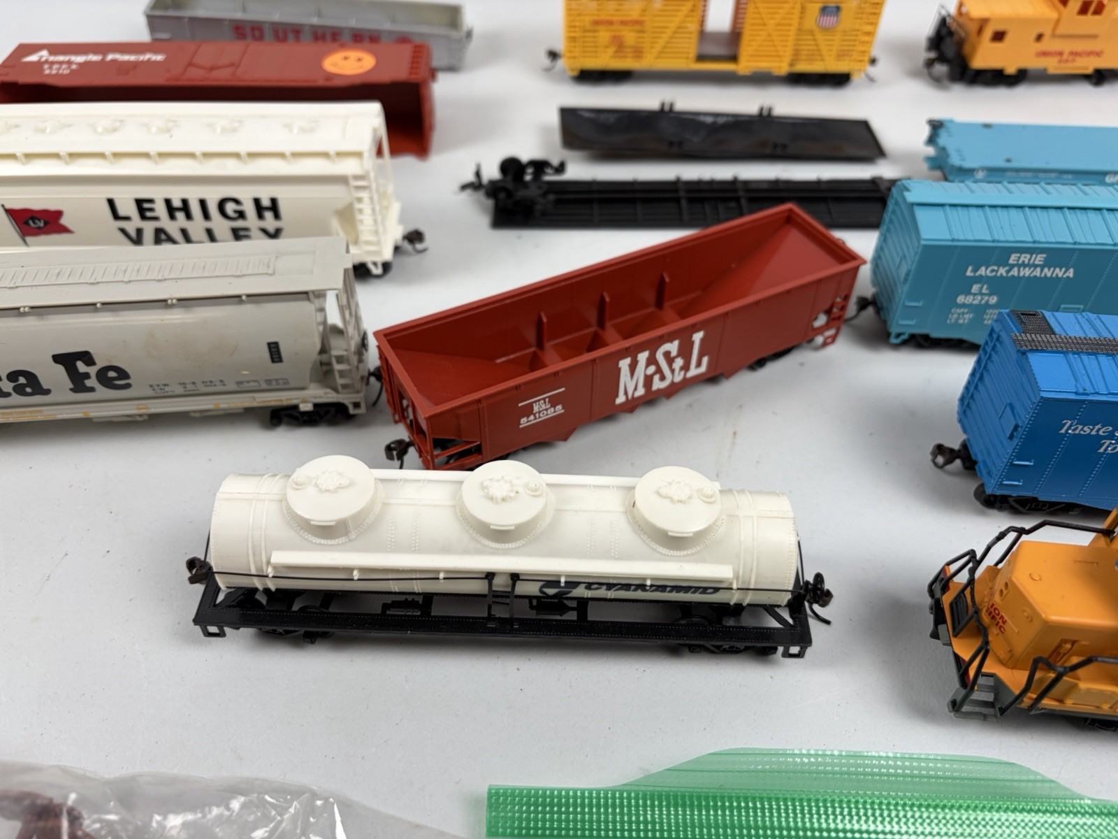 H/O Scale lot of boxcars Bachman And Locomotive As Is Parts Or Repair