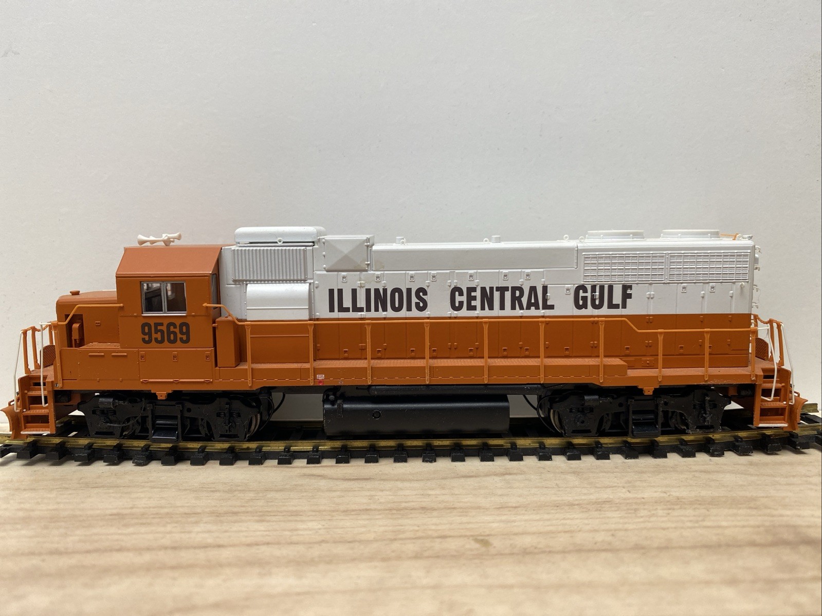 HO DC PROTO 2000 GP38-2 ILLINOIS CENTRAL GULF #9569 ICG Orange White No Box