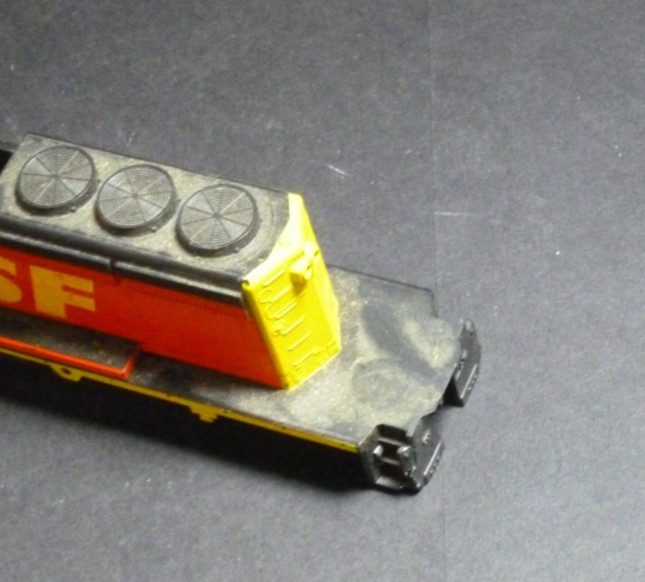 Ho Athearn Diesel locomotive shell SD40-2 SF missing parts