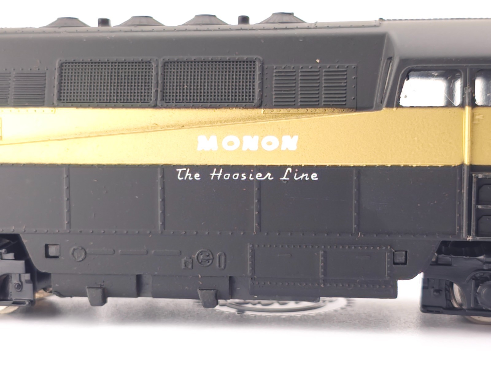 *READ* AHM HO Scale Monon Hoosier Line BL-2 Diesel Locomotive Model Train
