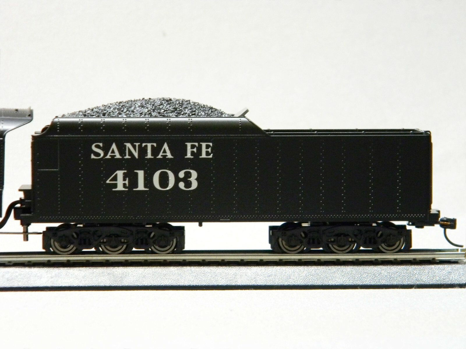 LIONEL HO SCALE SANTA FE CAJON 2-8-4 REMOTE ENGINE/TENDER bluetooth 871811040-E