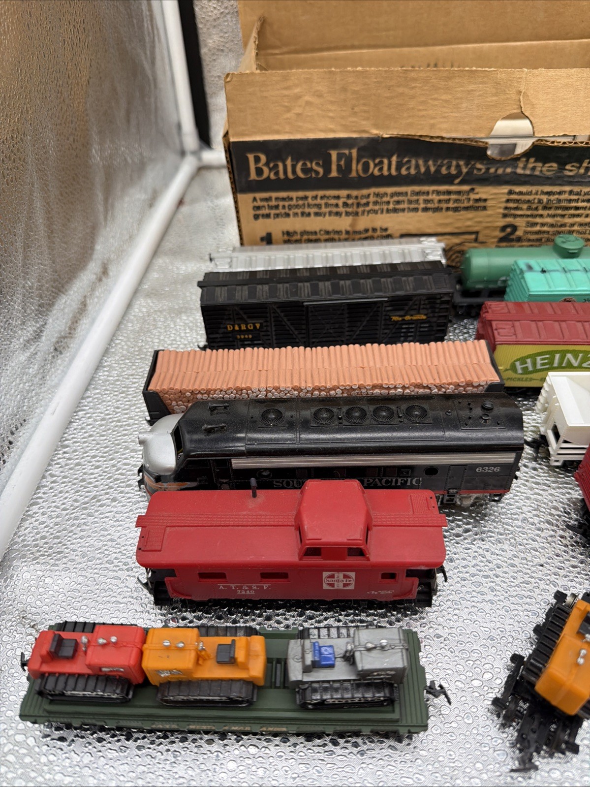 HO Train Set with Engines And Carts