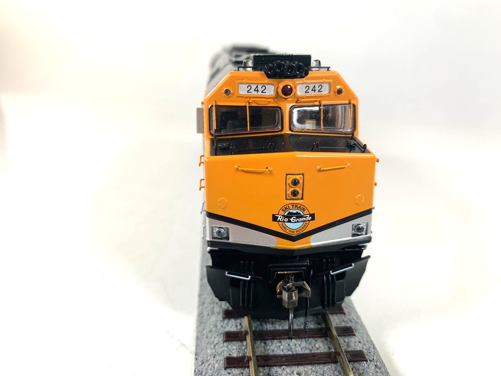 Rapido 83611 Ski Train F40PH w/ ditch lights #242 – DC/DCC/ Sound