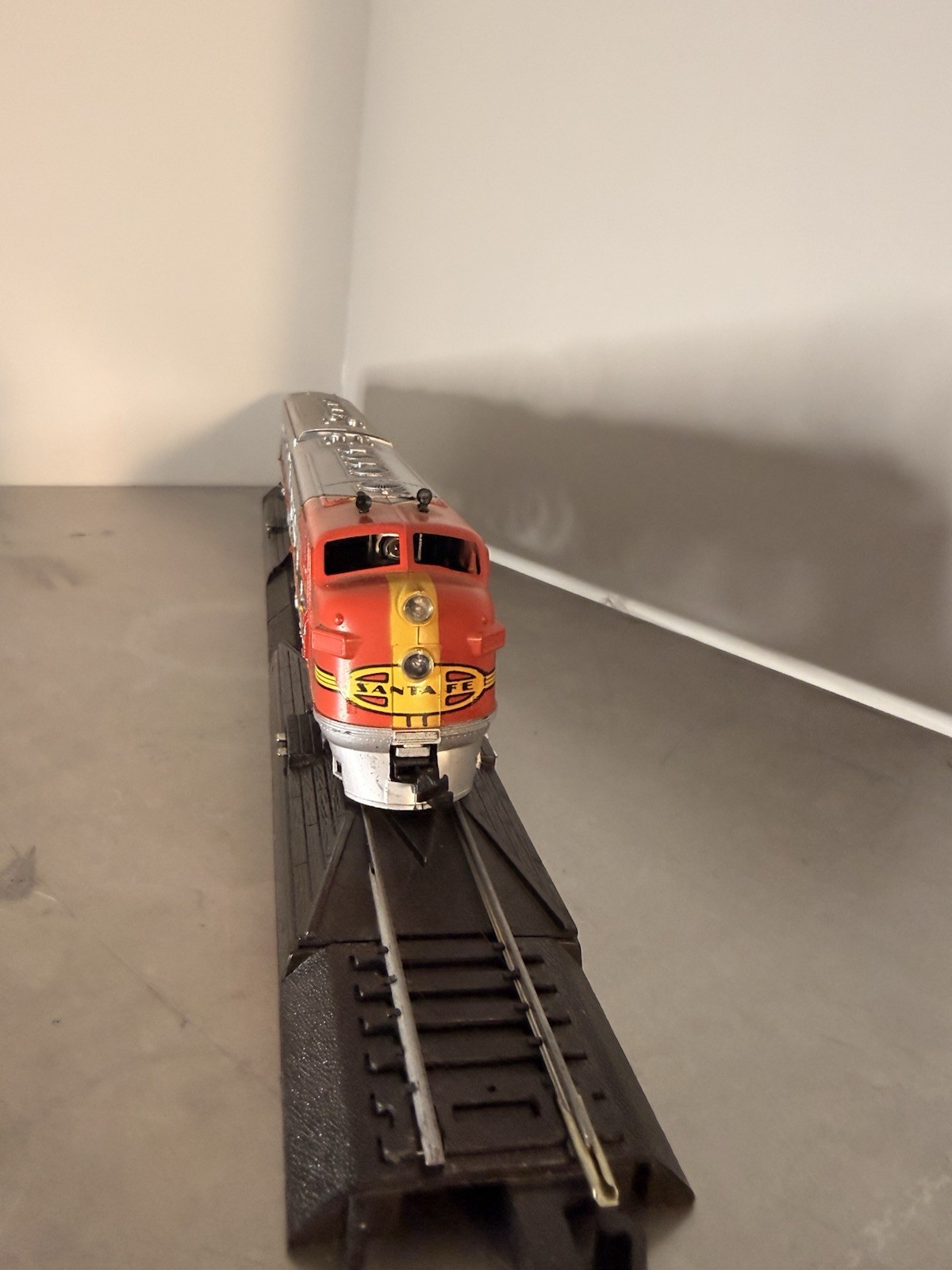 HO Scale Athearn Santa Fe F7 A/B Warbonnet Diesel Locomotive Powered A, Dummy B