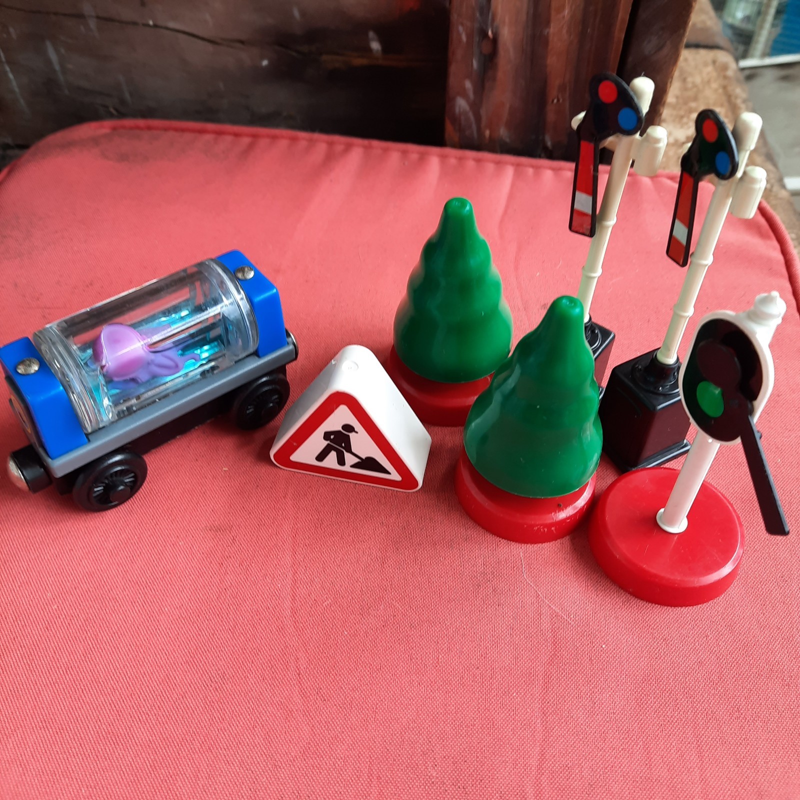 2001 Sodor Thomas & Friend Aquarium Car & Tomy Trackmaster Tree Traffic Control