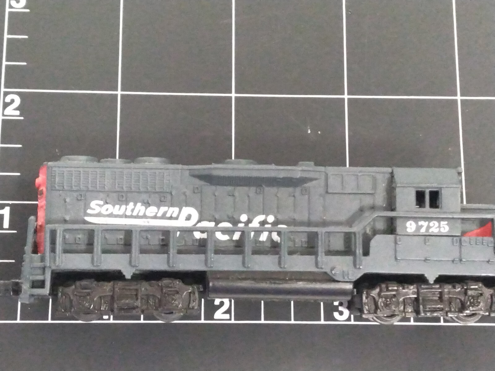 PREOWNED High Speed Metal Products 7 Piece Lot Trains & Cars READ DESCRIPTION