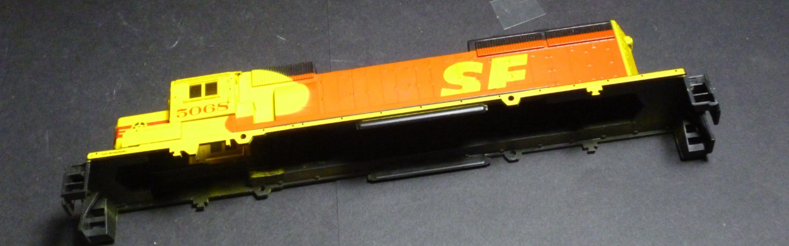Ho Athearn Diesel locomotive shell SD40-2 SF missing parts