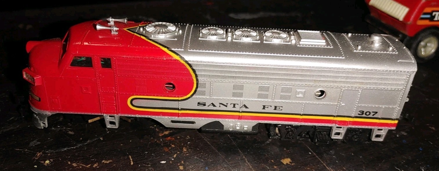 Bachmann Santa Fe 307 Diesel HO Locomotive – Many Trains & Accessories Available