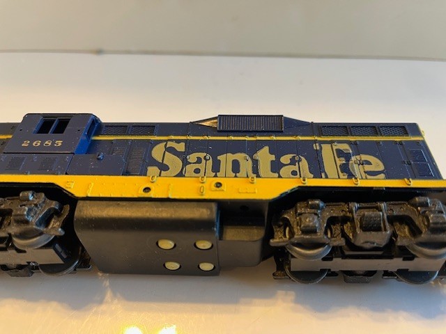 ATHEARN – HO Gauge – ATSF – GP-9 Powered Diesel Engine & Dummy #2685 -Nice Pair!