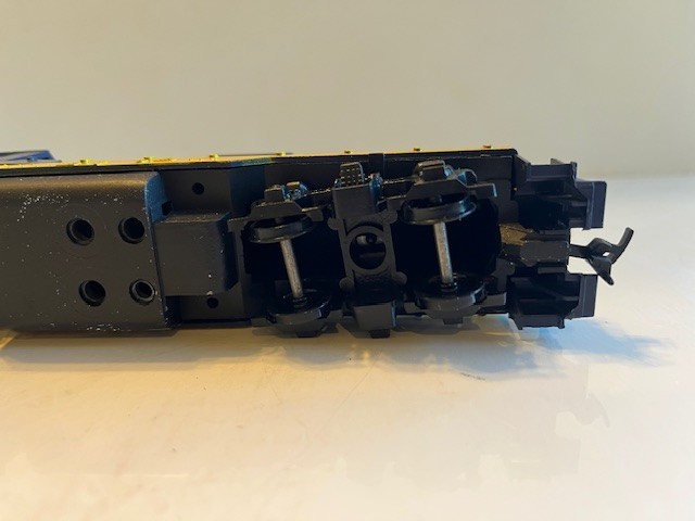 ATHEARN – HO Gauge – ATSF – GP-9 Powered Diesel Engine & Dummy #2685 -Nice Pair!
