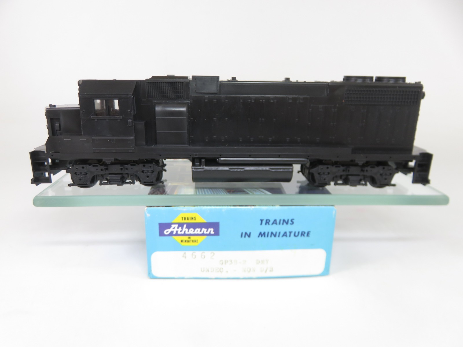 Athearn Blue Box 4662 HO Scale Undecorated EMD GP38-2 Diesel Locomotive Dummy