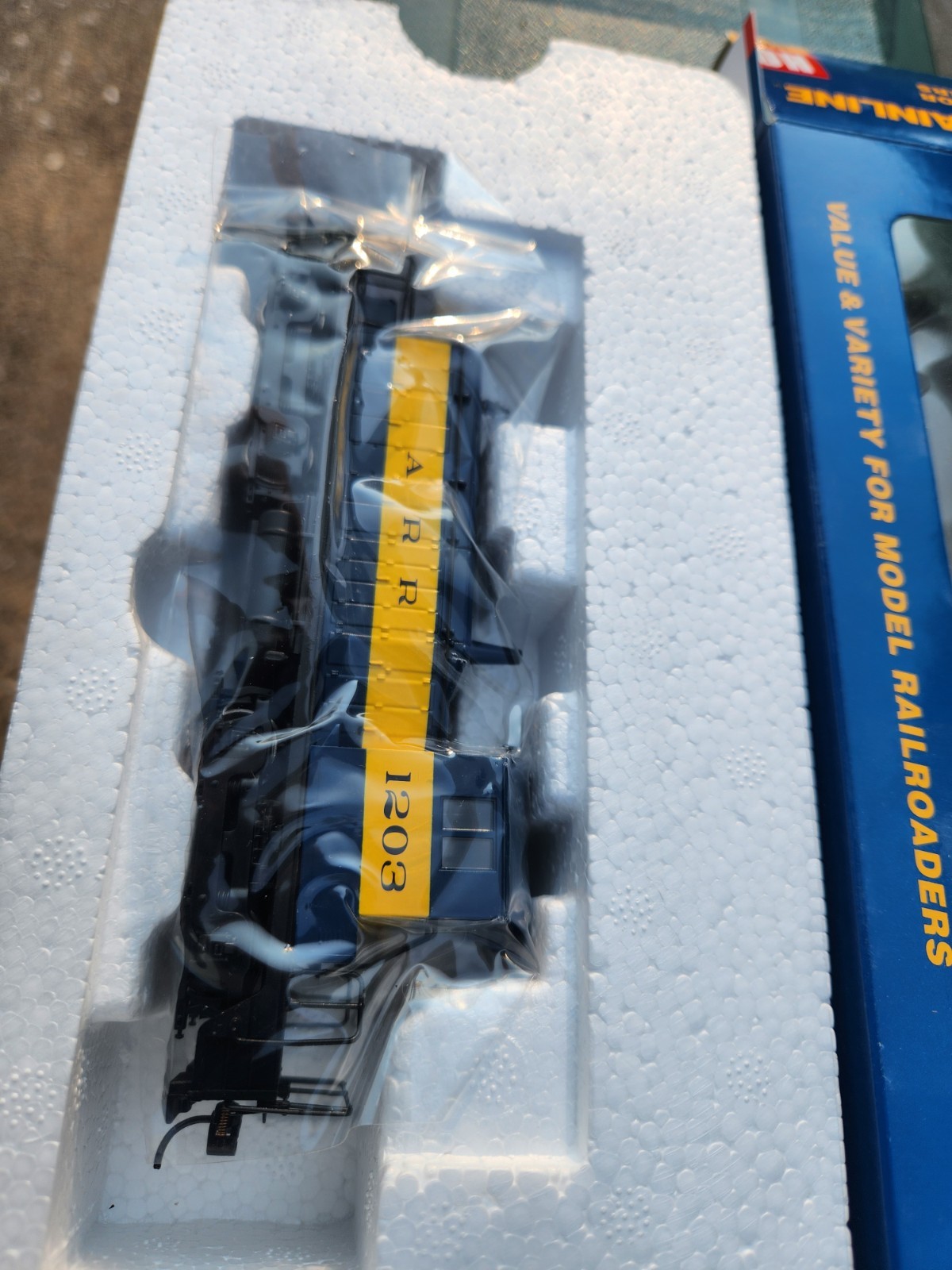 Walthers HO Scale EMD SW-1 Switcher Locomotive ALASKA #1203 #910-9225 BRAND NEW