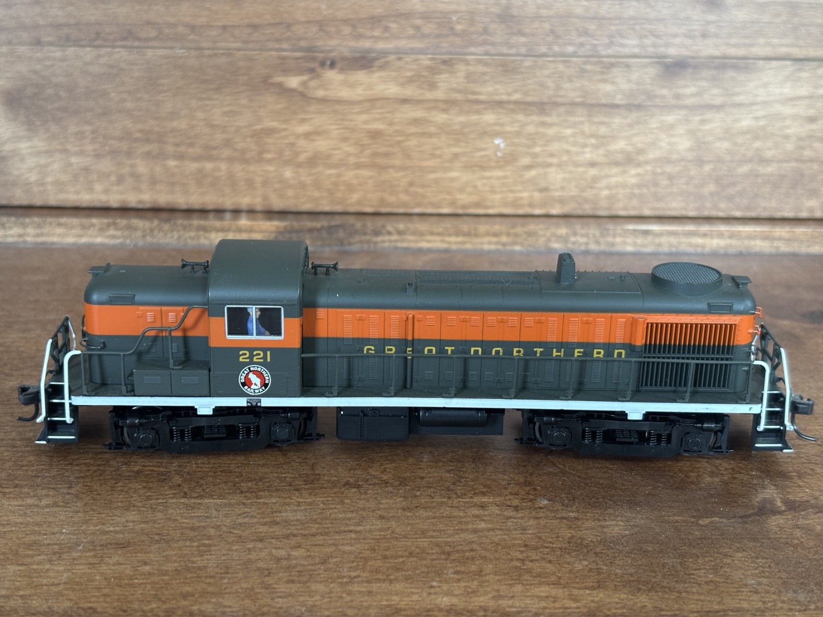 Atlas Classics HO Great Northern RS-3 Locomotive Road #221 Runs Well with box