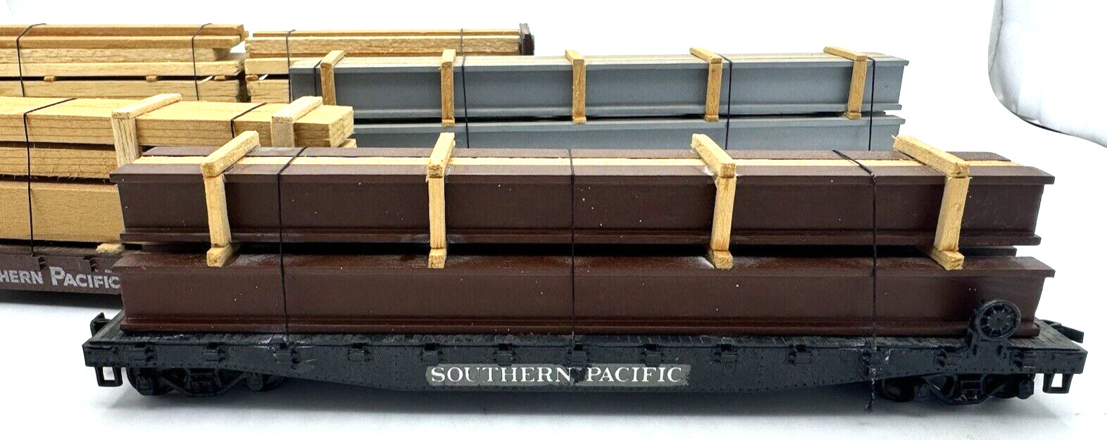 LOT OF 4 DIFFERENT HO GAUGE MODEL RAILROAD S P WOOD CARRIER CARS WITH LOADS