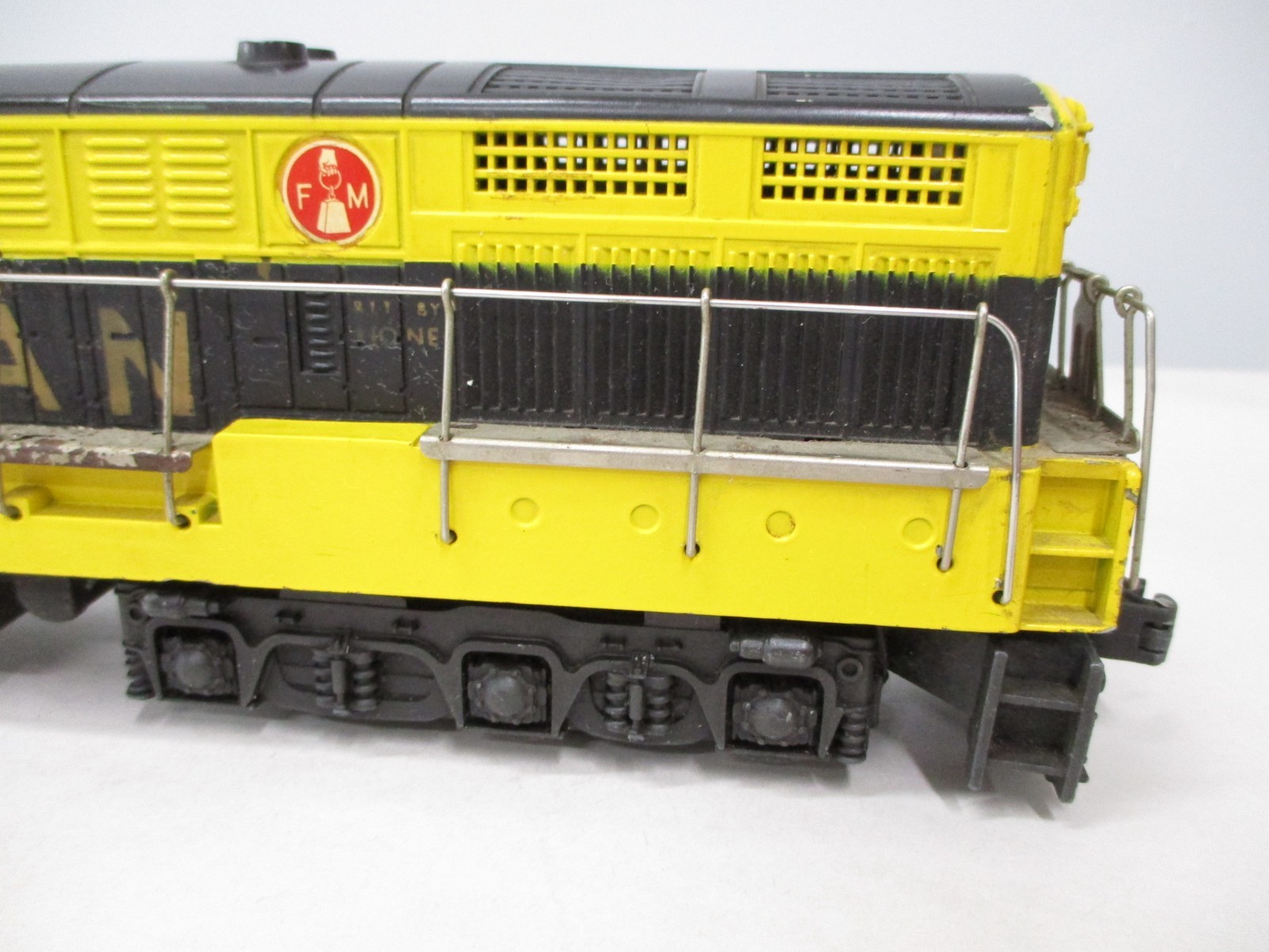 Lionel 2331 Virginian FM Yellow, Black Screw Breaks Postwar O gauge X7784