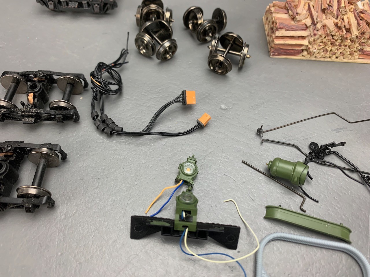 Large Lot On30 Bachmann Spectrum Locomotive Spare Parts & Trucks O3876