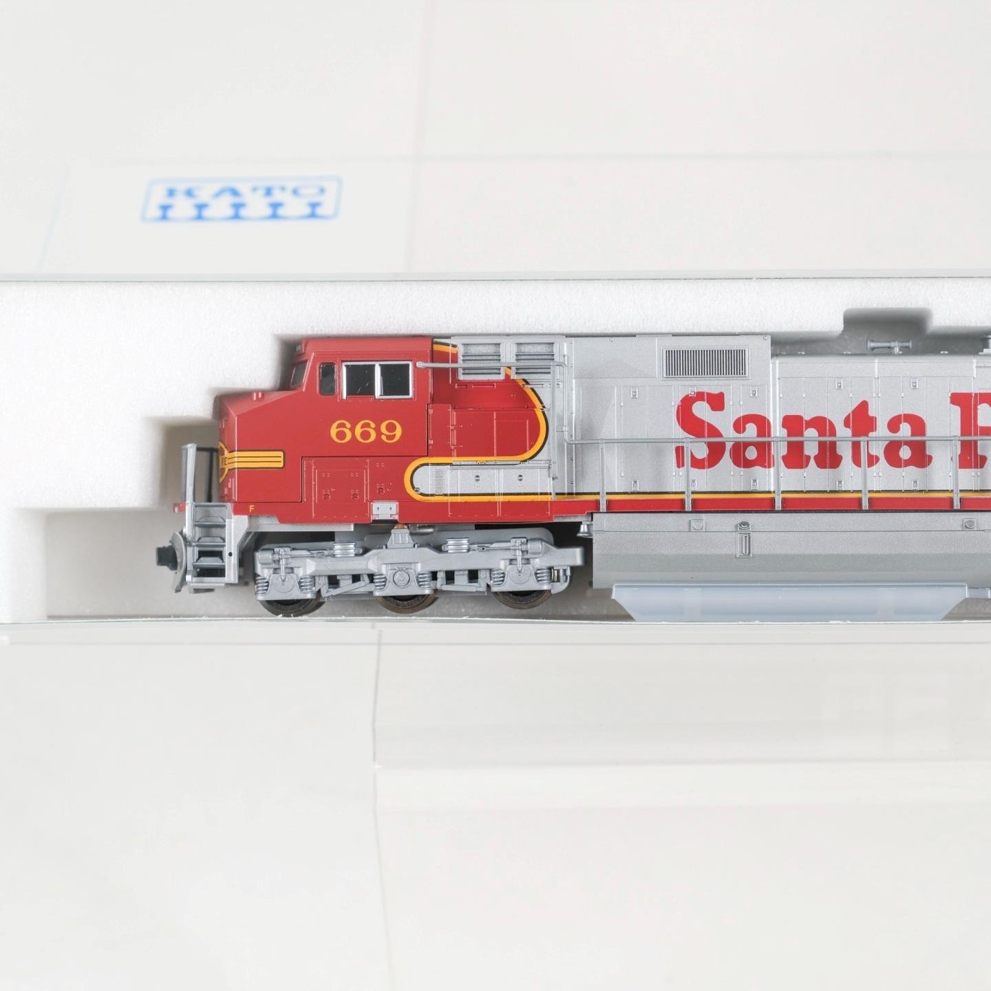 KATO N Scale BNSF Warbonnet #669 C44-9W Diesel Engine 176-3507 DC DCC Ready