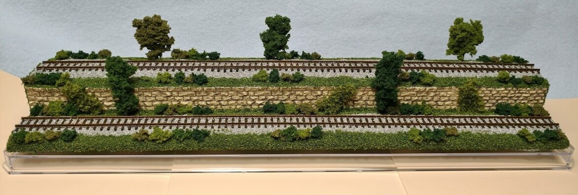 N SCALE 16″ 2-LEVEL TRACK-SUMMER SCENE-DISPLAY CASE -FOR ANY N TRAIN