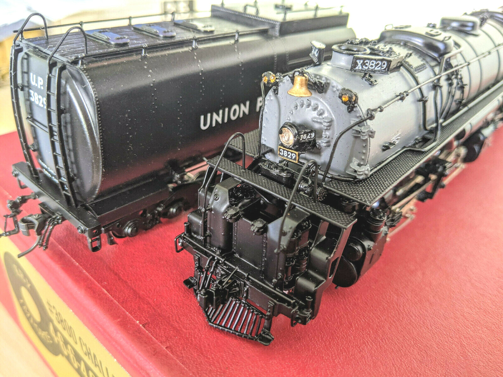 **PRO-PAINTED! KEY BRASS *HEADLIGHT *CAN MOTOR “UP 4-6-6-4 CHALLENGER” HO *L@@K!