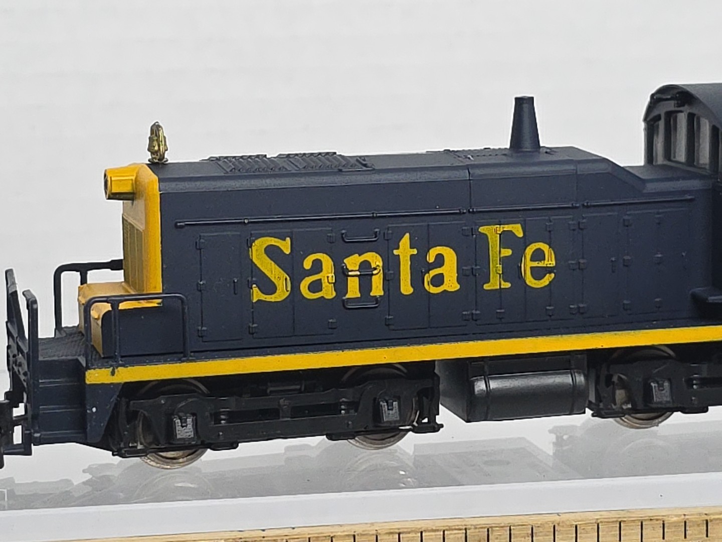 AHM Ho Scale 5014e Santa FE 2325 Switcher Diesel Loco LNIB Runs Well
