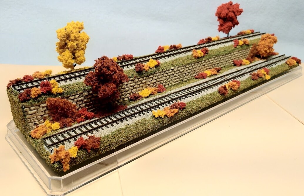 N SCALE 16″ 2-LEVEL TRACK -FALL SCENE-DISPLAY CASE -FOR ANY N TRAIN