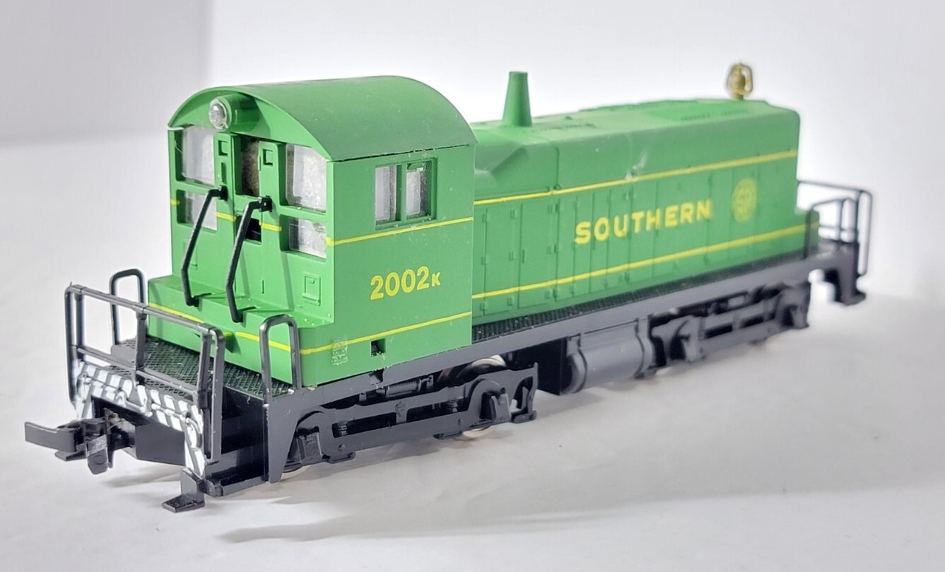 AHM HO EMD SW-1 Locomotive Southern #2002k