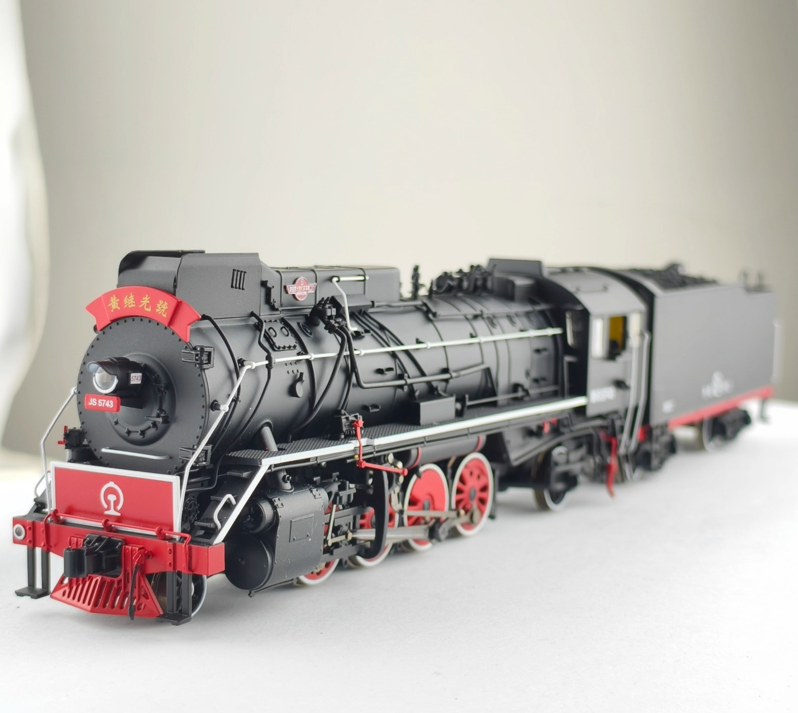Kairyu China Railway JS 2-8-2 Steam Locomotive with Tender (DCC Sound & Smoke)