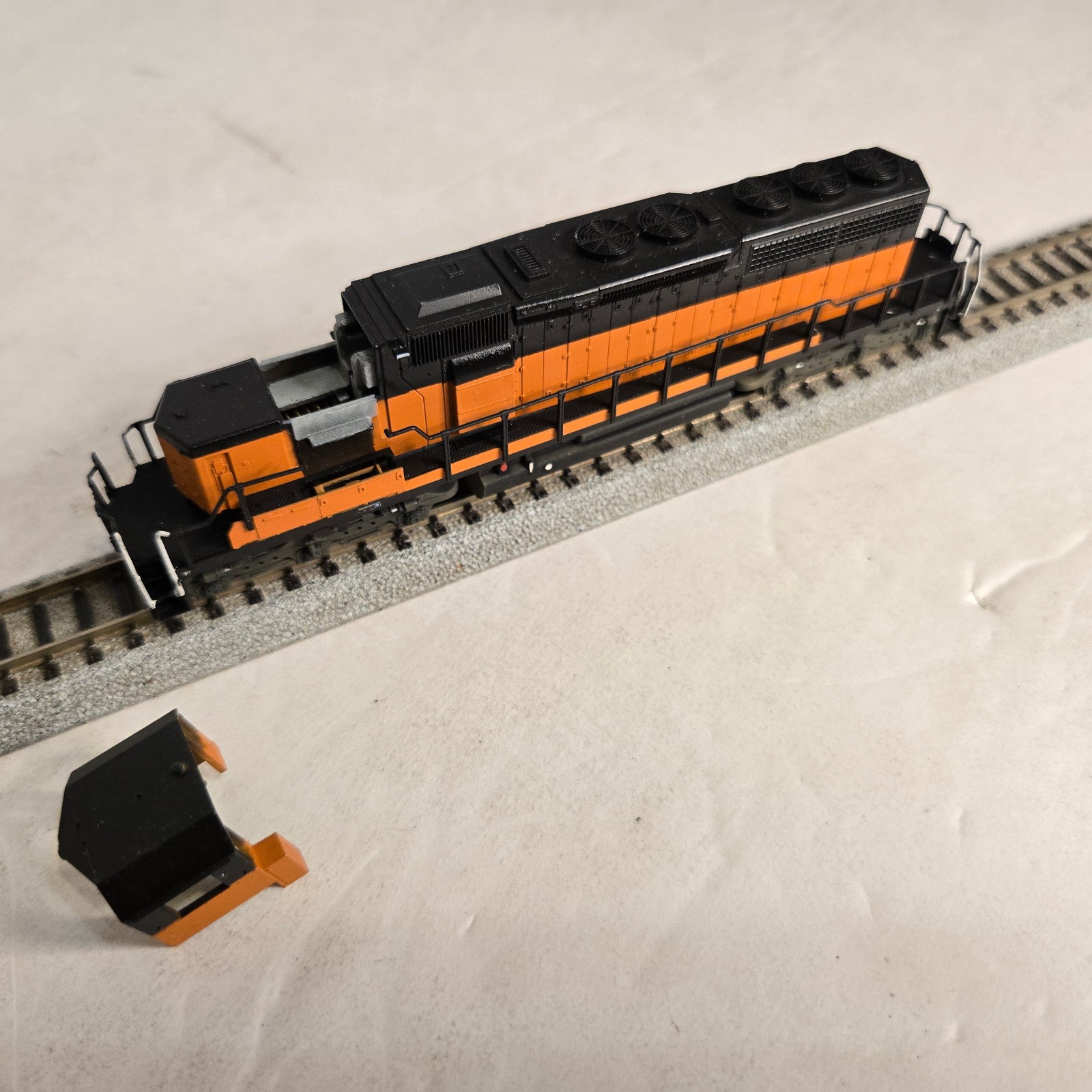 Kato N Scale Milwaukee Road EMD SD-40 ? Loco Parts Junker. Runs.