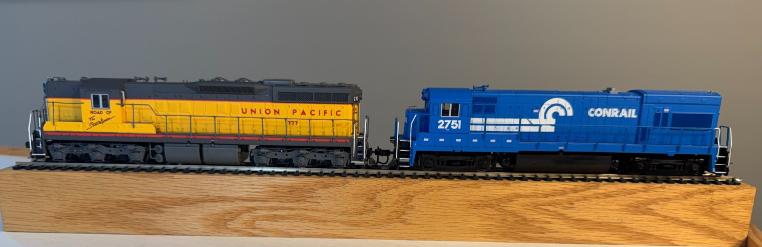 Set of 2 HO Diesel Locomotives with DCC Control – UP EMD SD7 and Conrail GE U23B