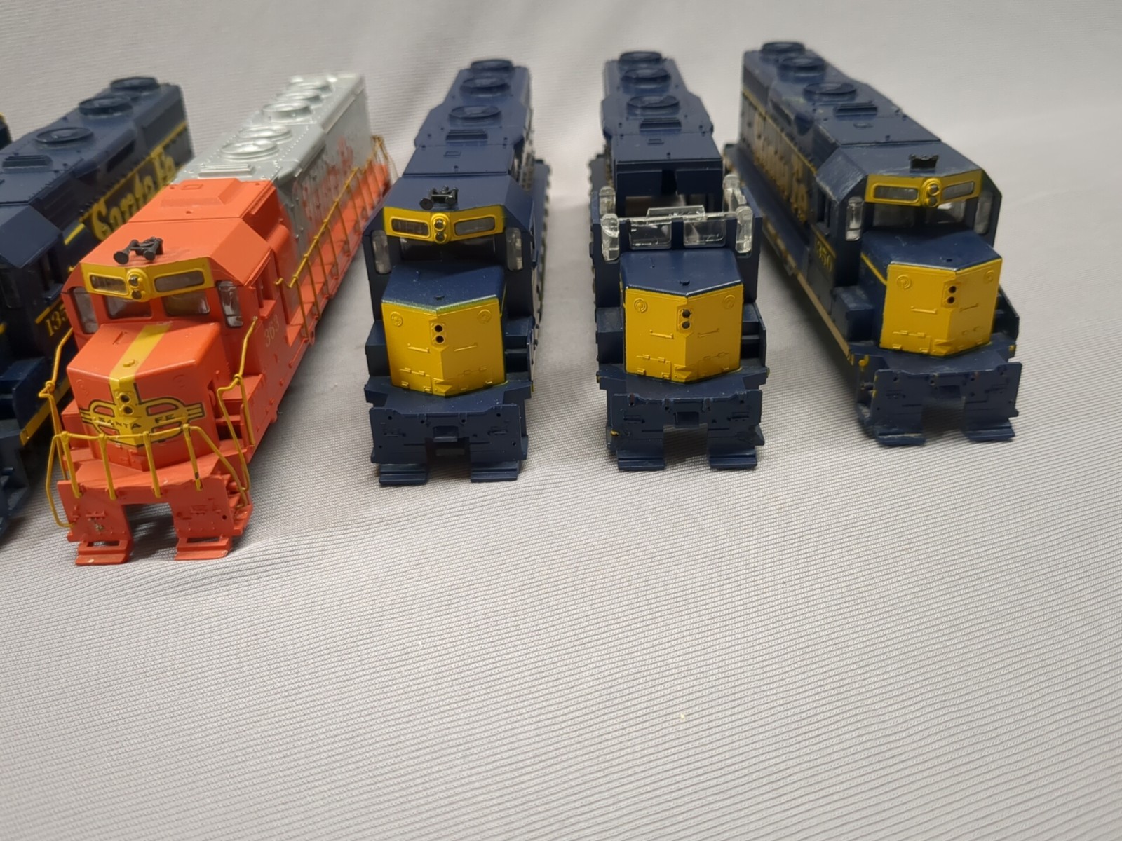 HO scale Athearn Blue Box 7 SANTA FE Locomotive Shells and 1 Dummy