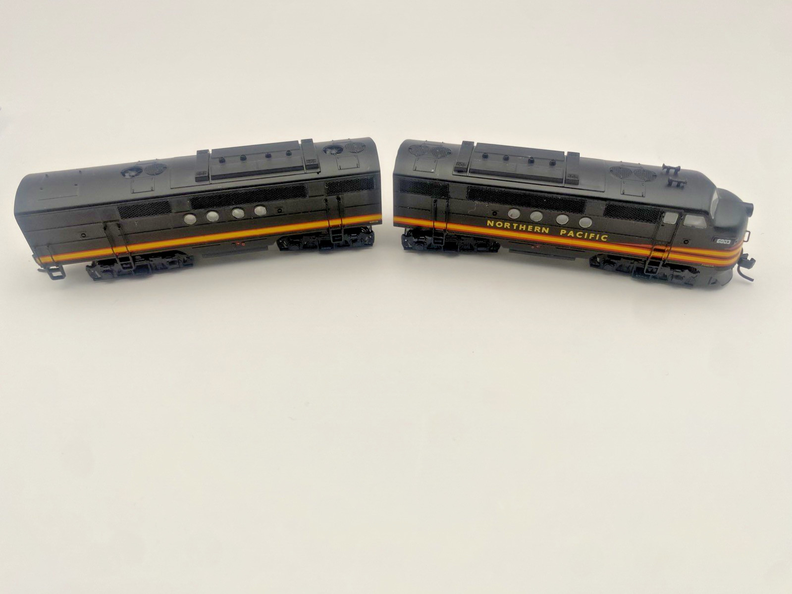 N Scale Intermountain FT A/B 69010-04 Northern Pacific NP 6003 Locomotive Set